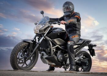 Aj vhodná obuv a rukavice prispievajú k bezpečnej jazde na motorke