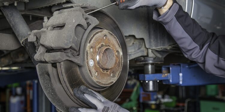 Brzdové kotouče a destičky jsou nezbytné prvky pro bezpečné řízení