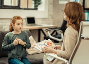 Duševní zdraví dětí pod tlakem: Kdy a proč vyhledat terapeuta?