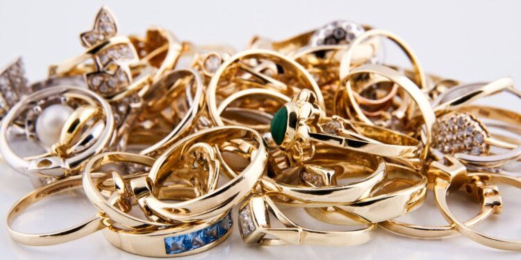 Zlaté šperky akej farby sa vám hodia? A akými vlastnosťami sa odlišujú?