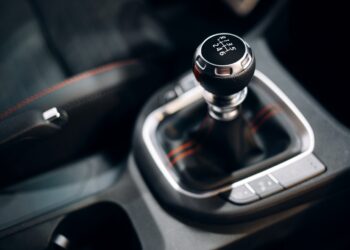 Máte auto s manuálnou prevodovkou? Toto sú najčastejšie zlozvyky pri práci so spojkou