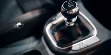 Máte auto s manuálnou prevodovkou? Toto sú najčastejšie zlozvyky pri práci so spojkou